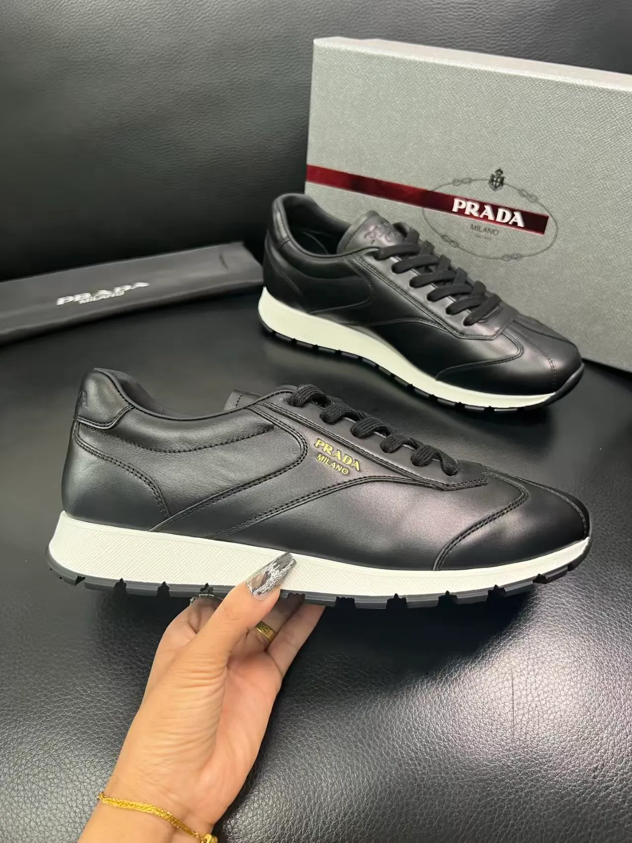 P440 Yuan 38-45 Prada Prada’s new men’s leather sneakers, the highest version on the market, any comparison is welcome🆚! The original leather has excellent texture and is super high-end! Fetal sheep net lining imported from Italy, removable pad! Luxurious materials and fine workmanship, highly recommended!